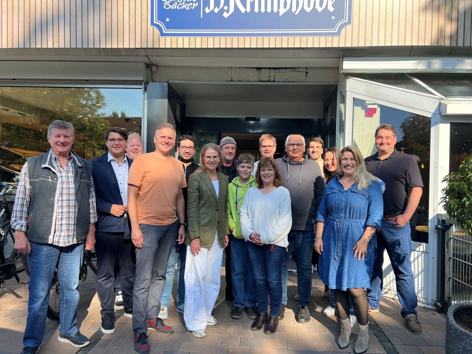 Gruppenbild vom Kaffeetreff am 4. Oktober 2026 vor der Bäckerei Krimphove in Albachten